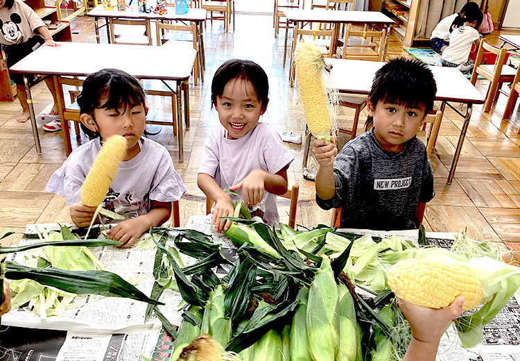 トウモロコシの皮むき